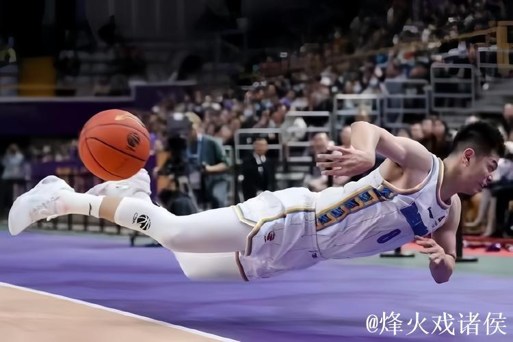 方硕突破助攻,斯佩尔曼单手爆扣精彩上演 方硕突破助攻,斯佩尔曼单手爆扣精彩上演