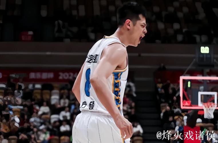 方硕突破助攻,斯佩尔曼单手爆扣精彩上演 方硕突破助攻,斯佩尔曼单手爆扣精彩上演